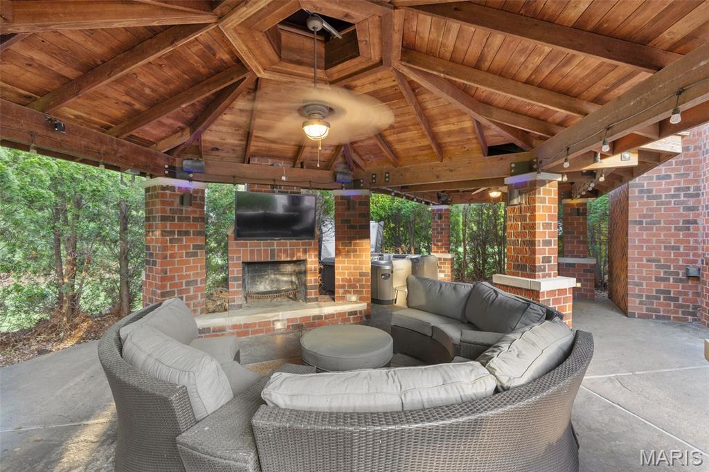 Edward Weidlich Estate - Residential