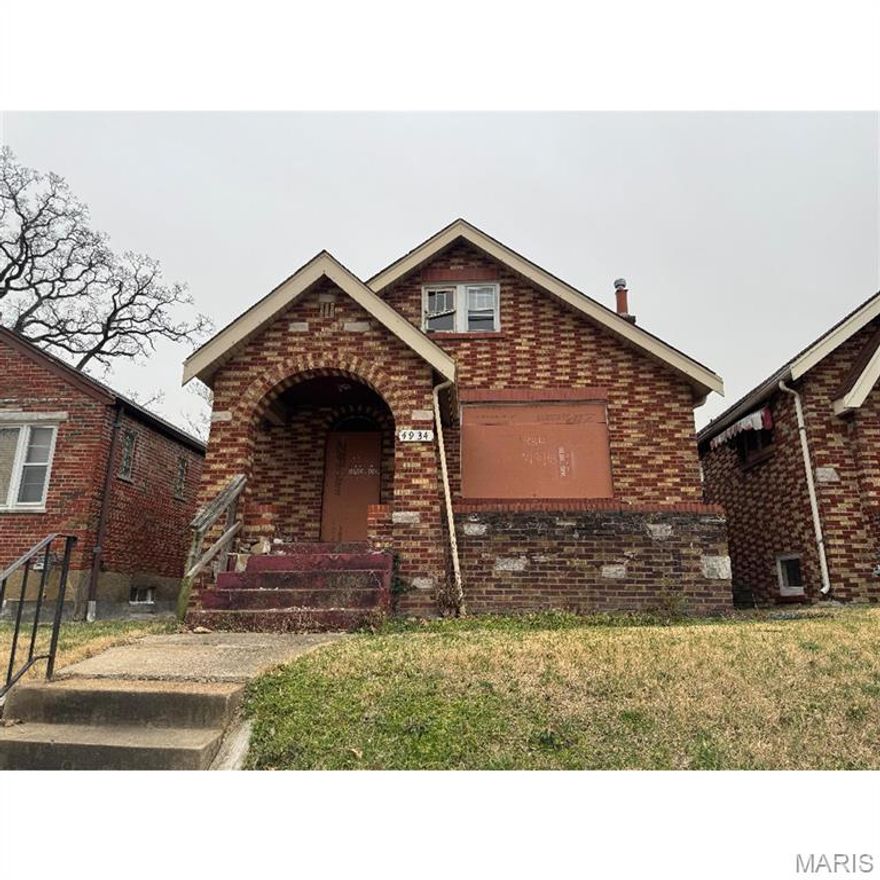 Fixer Upper Opportunity on Plover Ave. A perfect opportunity for investors or handy buyers looking to put in some elbow grease. Features 2  bedrooms, 2  baths, full basement. Located near all amenities and on a public
transportation route. This property is privately owned - make an offer.