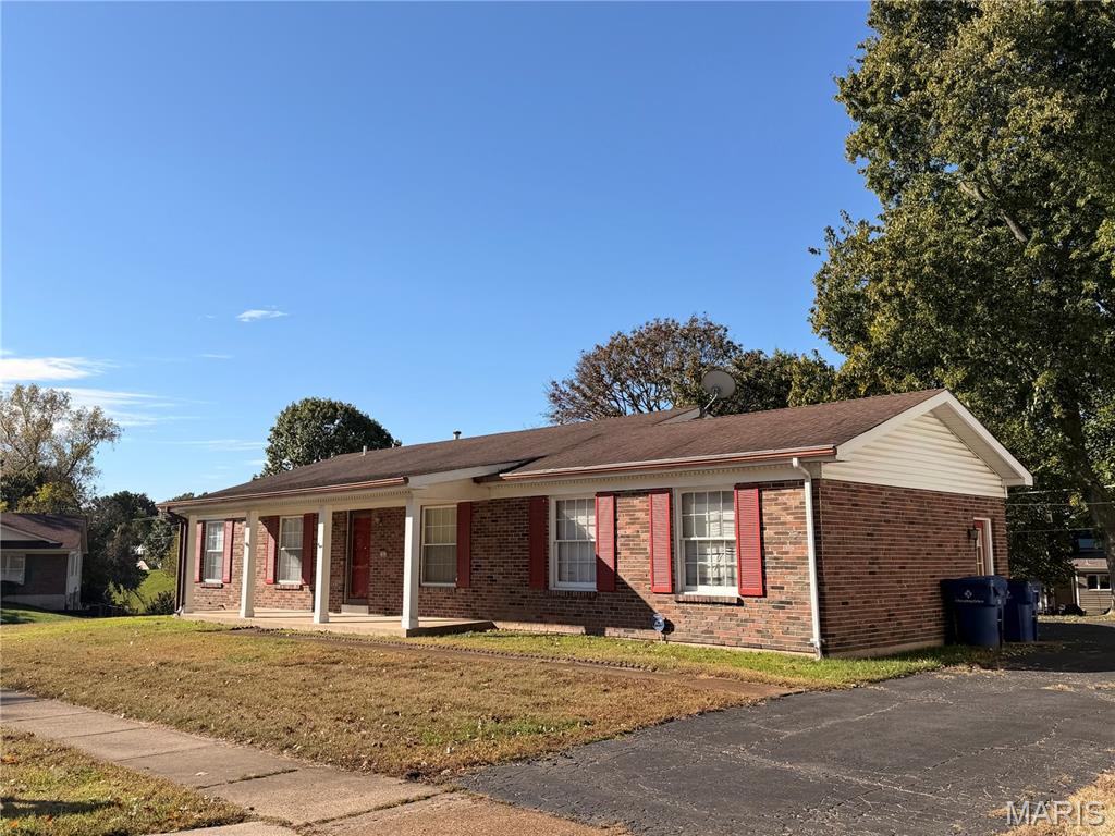 Photo of 1905 Lakehurst Drive, Unincorporated, MO 63146 (MLS # 26067895)