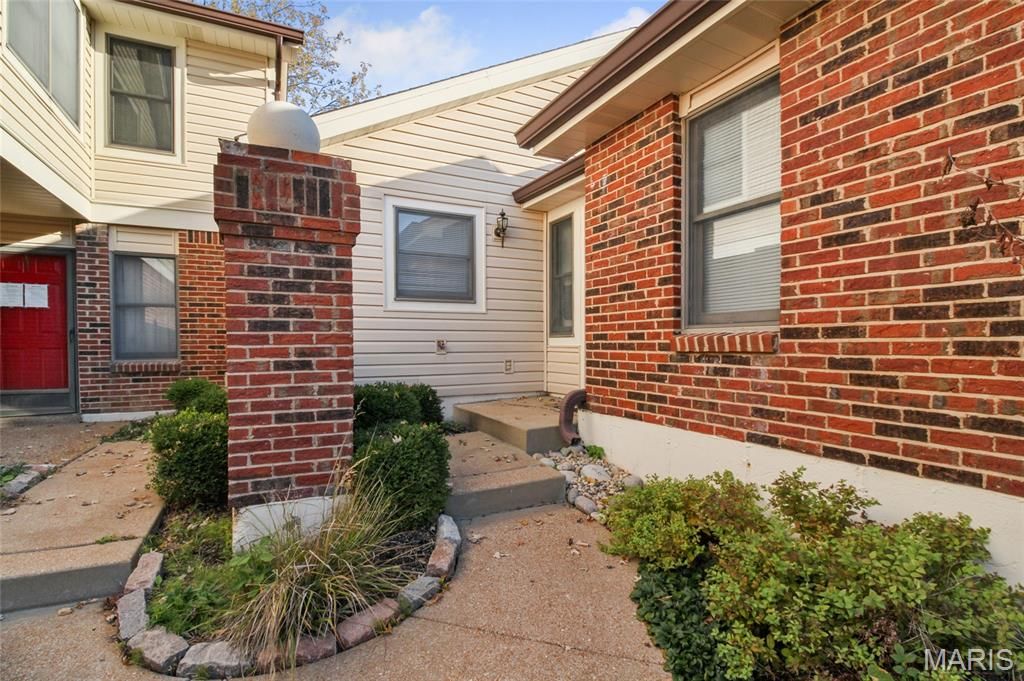 Photo of 5533 Duchesne Parque Drive, Unincorporated, MO 63128 (MLS # 25073411)