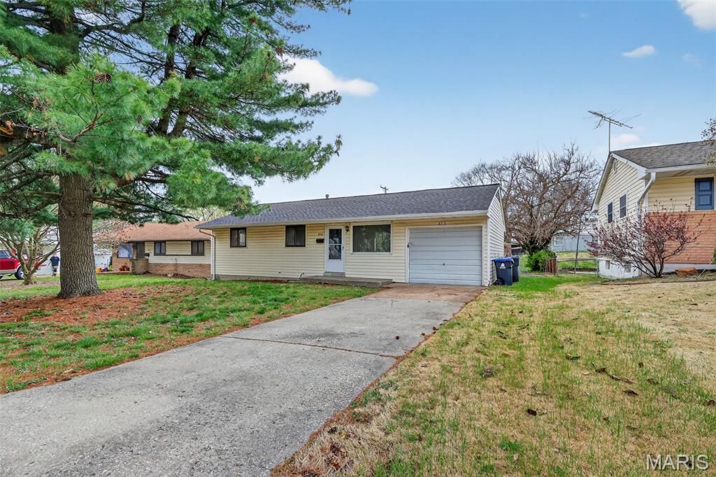 Photo of 880 Tyson Drive, Florissant, MO 63031 (MLS # 26019169)