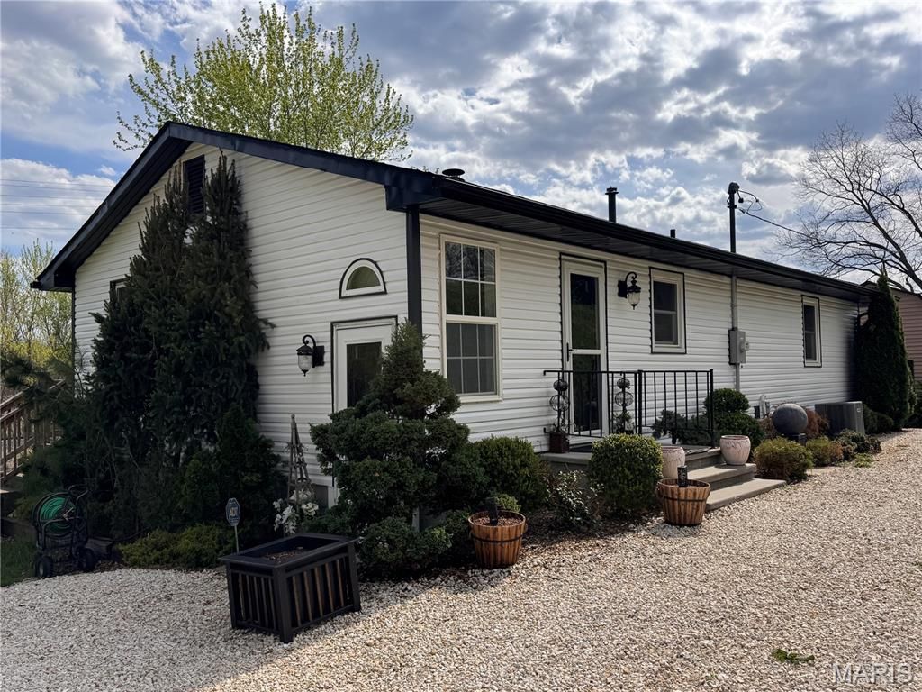 Photo of 415 S 11th Street, Louisiana, MO 63353 (MLS # 26022513)