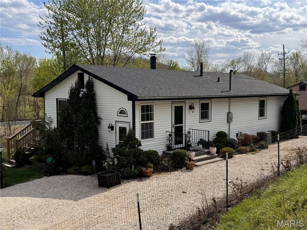 Photo of 415 S 11th Street, Louisiana, MO 63353 (MLS # 26022513)