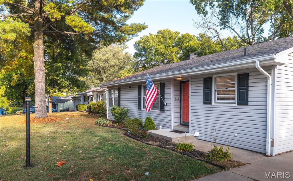 Photo of 908 Barton Place, St Charles, MO 63301 (MLS # 26067200)