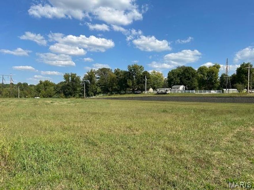 5.27 acre site-ready commercial tract offers unparalleled visibility along Interstate 55. Boasting frontage on both the East Outer Road and Rock Levee Road, as well as city utilities, this versatile location is suitable for a variety of business types.