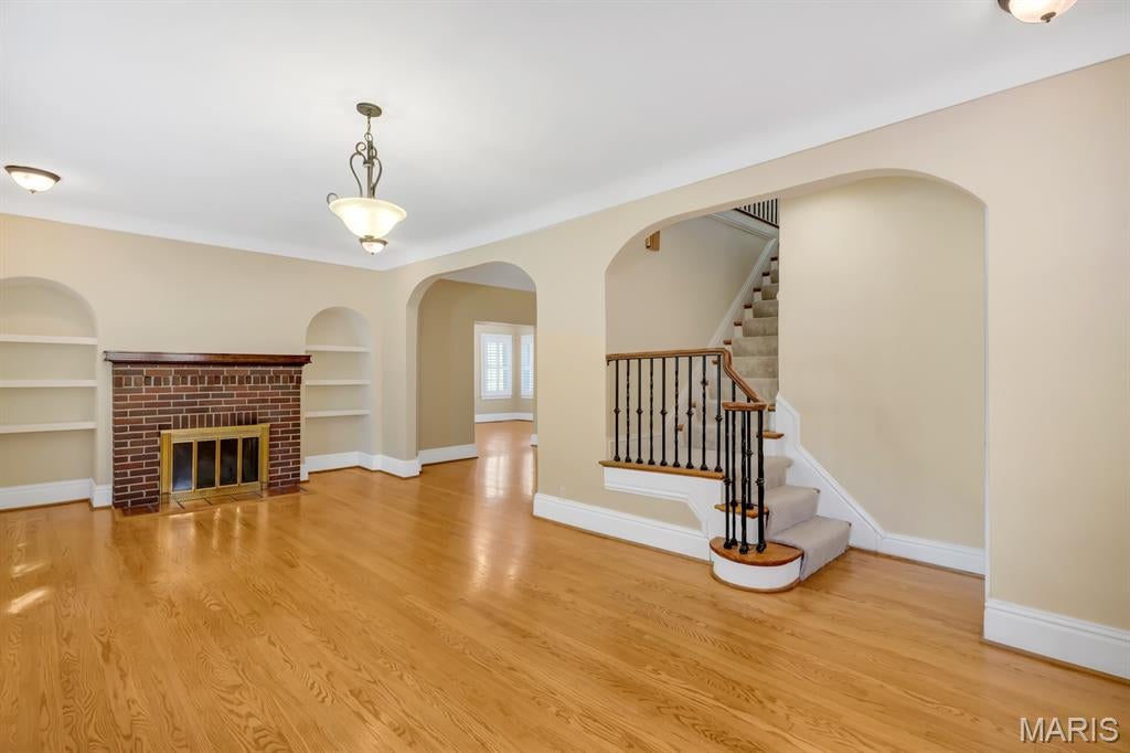 7279 Forsyth Boulevard