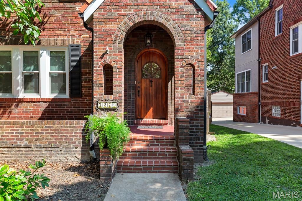 7279 Forsyth Boulevard