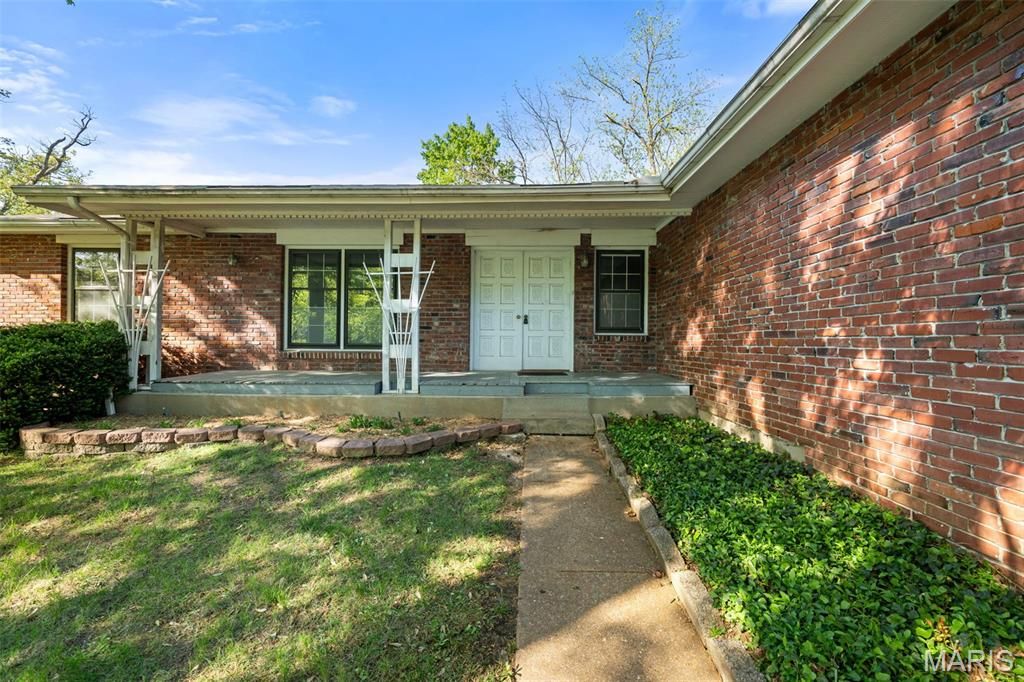 Photo of 219 Barker Lane, Ballwin, MO 63021 (MLS # 26024366)