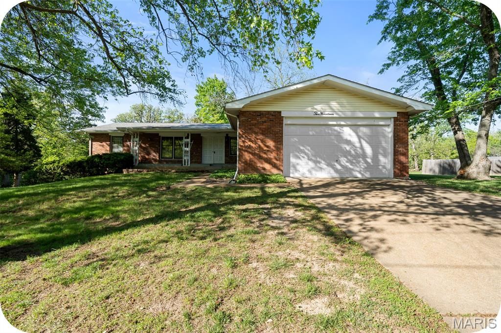 Photo of 219 Barker Lane, Ballwin, MO 63021 (MLS # 26024366)