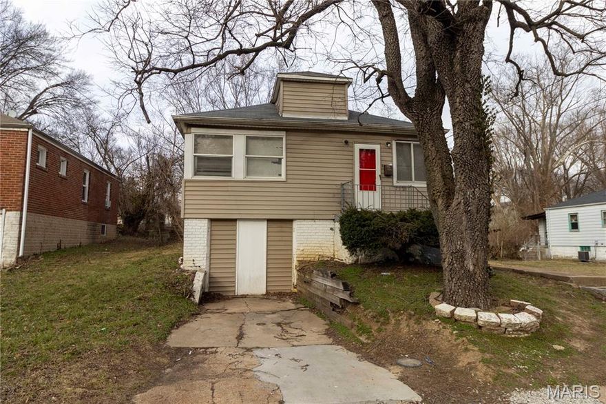 Fixer upper with potential! This 3 bedroom, 1 bath home is perfect for investors, rehabbers or buyers looking to renovate and add value. Great opportunity to build equity and strengthen your real estate investment portfolio.