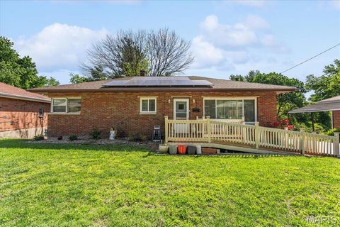 Photo of 223 Hy Vista Drive, Alton, IL 62002 (MLS # 26020217)
