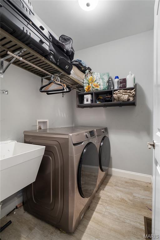 St Louis, Missouri 63130, United States, 4 Bedrooms Bedrooms, ,3 BathroomsBathrooms,Residential,Active,200533