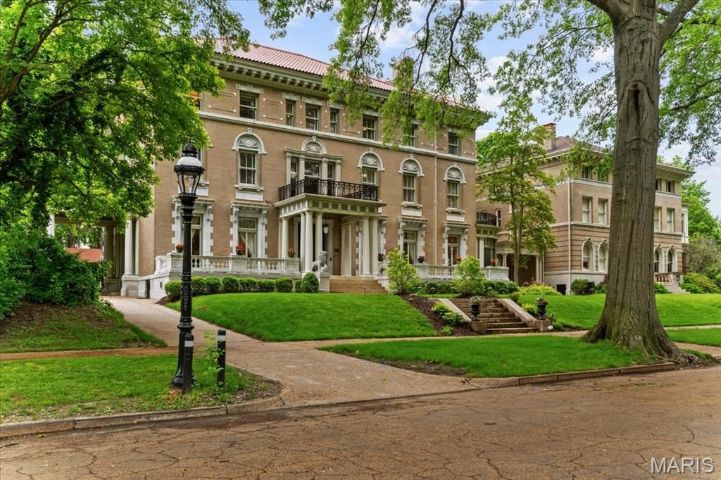 Photo of 37 Washington Terrace Ter, St Louis, MO 63112 (MLS # 25024991)
