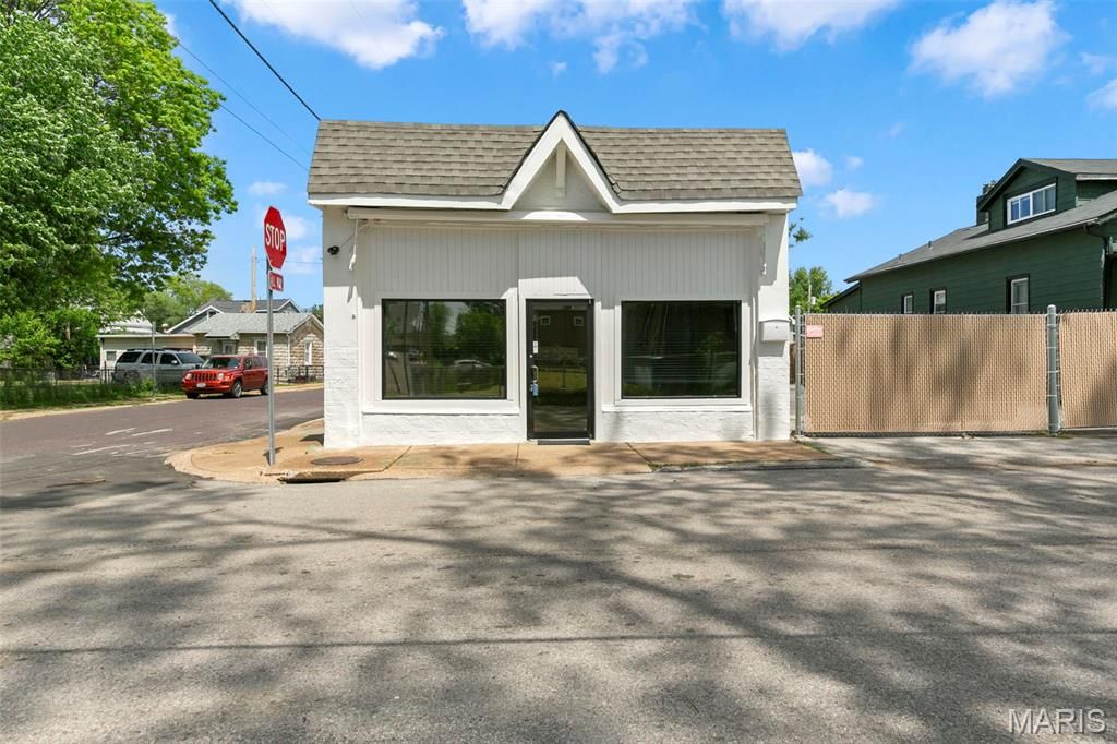 Photo of 4687 Heidelberg Avenue, St Louis, MO 63123 (MLS # 26027200)