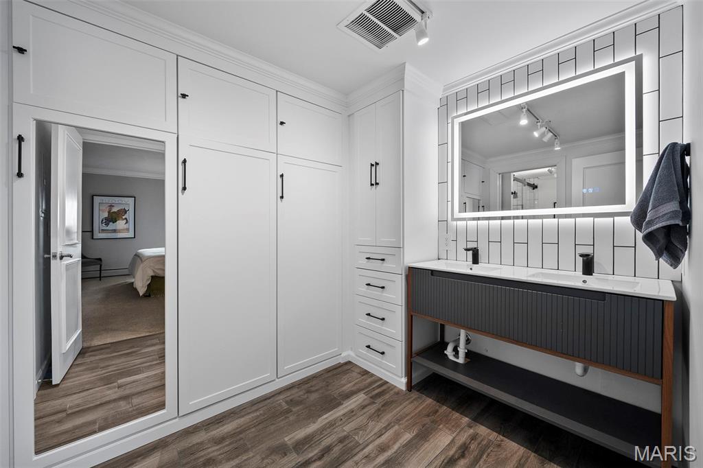 Park Tower Condominum - Residential