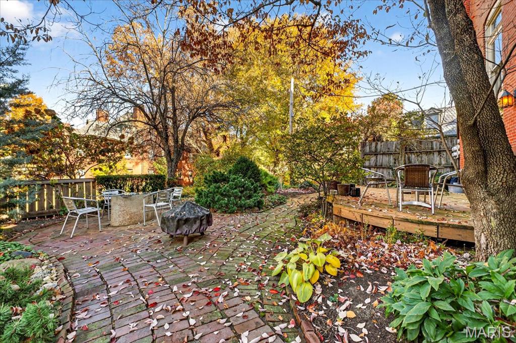 Lafayette Square - Benton Place - Residential