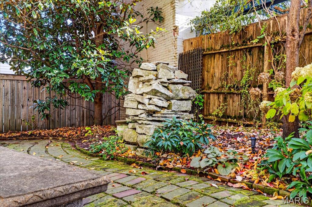 Lafayette Square - Benton Place - Residential