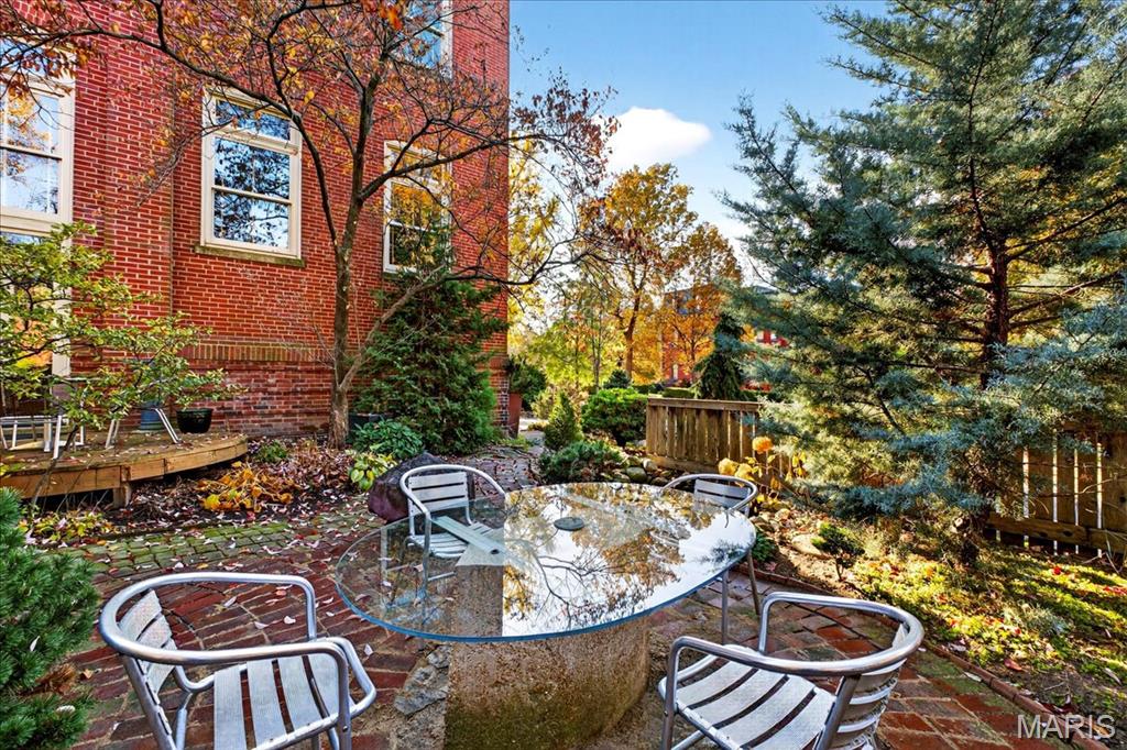 Lafayette Square - Benton Place - Residential