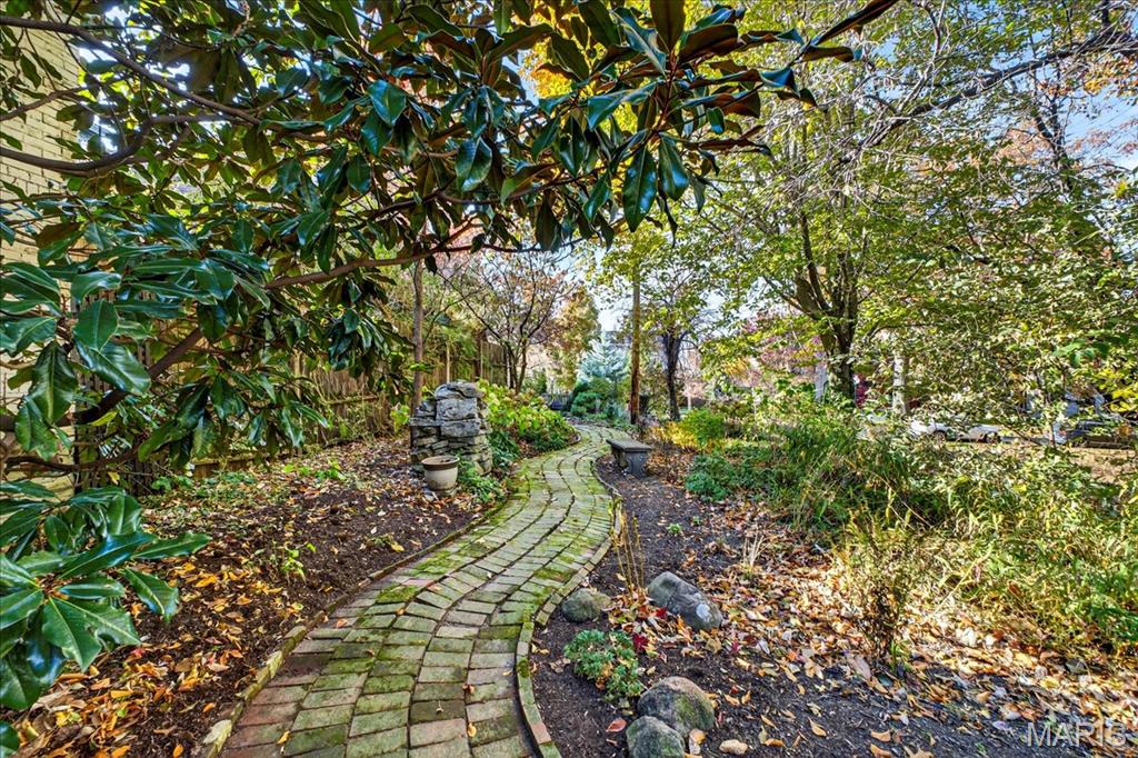 Lafayette Square - Benton Place - Residential