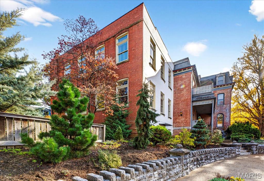 Lafayette Square - Benton Place - Residential