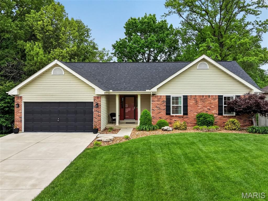 Photo of 614 S Carolina Court, St Charles, MO 63303 (MLS # 26025401)