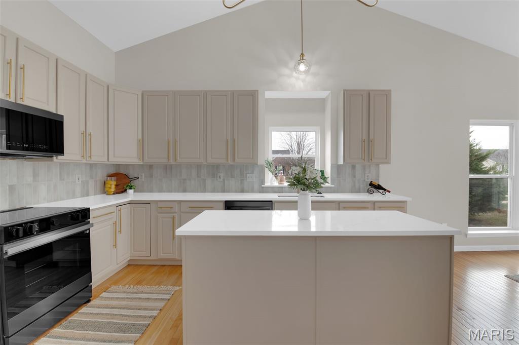 Stable Ridge Manor - Residential