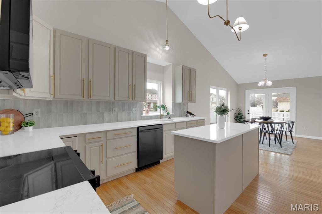 Stable Ridge Manor - Residential