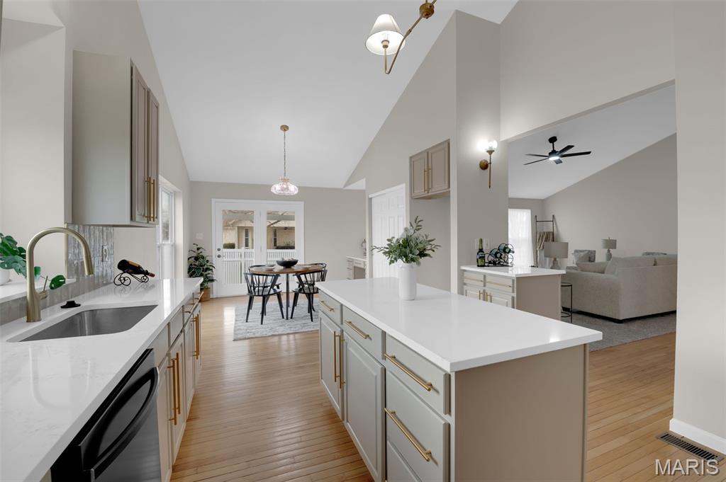 Stable Ridge Manor - Residential