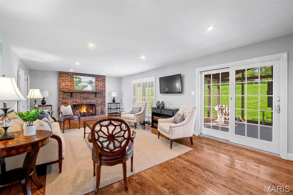 Creve Coeur, Missouri 63141, United States, 4 Bedrooms Bedrooms, ,4 BathroomsBathrooms,Residential,Pending,166414