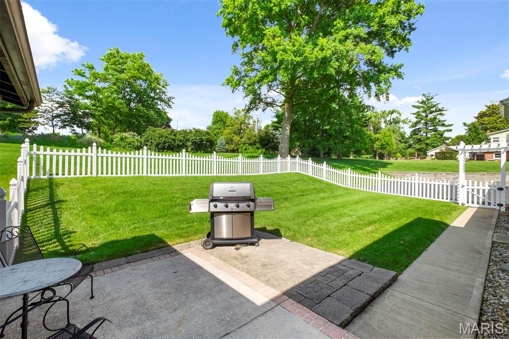 Creve Coeur, Missouri 63141, United States, 4 Bedrooms Bedrooms, ,4 BathroomsBathrooms,Residential,Pending,166414