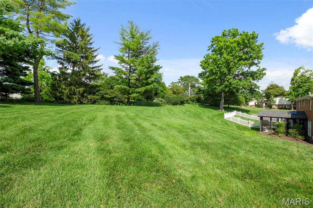 Creve Coeur, Missouri 63141, United States, 4 Bedrooms Bedrooms, ,4 BathroomsBathrooms,Residential,Pending,166414