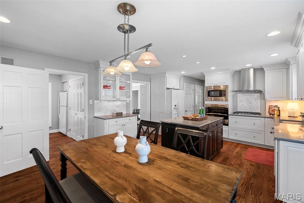 Creve Coeur, Missouri 63141, United States, 4 Bedrooms Bedrooms, ,4 BathroomsBathrooms,Residential,Pending,166414