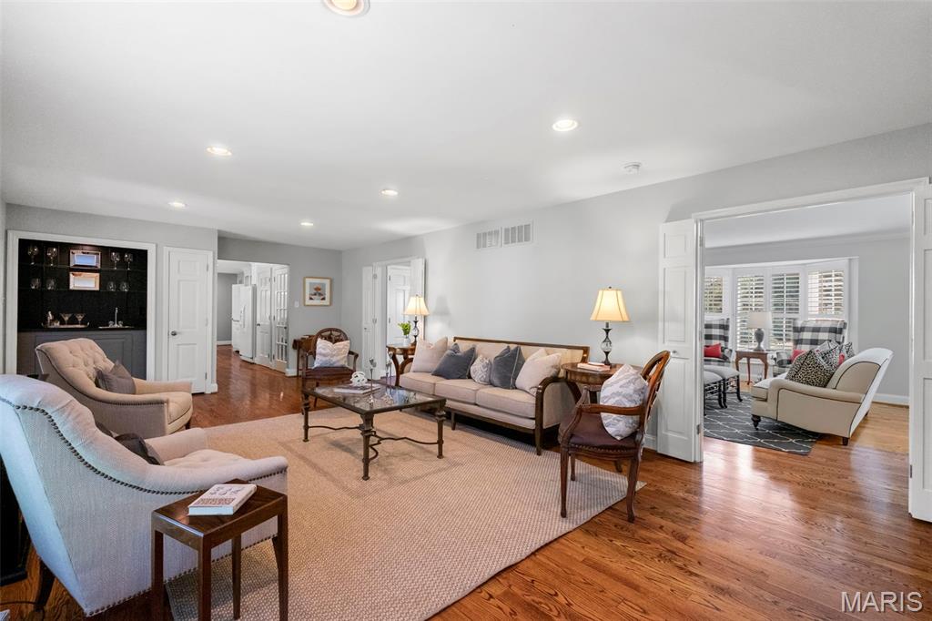 Creve Coeur, Missouri 63141, United States, 4 Bedrooms Bedrooms, ,4 BathroomsBathrooms,Residential,Pending,166414