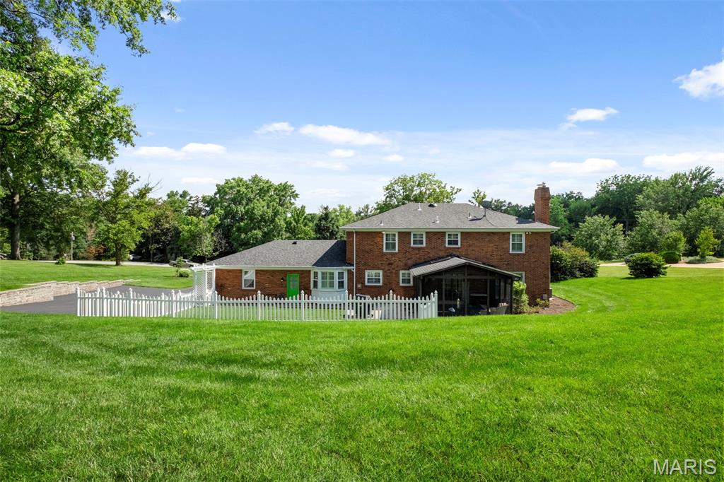 Creve Coeur, Missouri 63141, United States, 4 Bedrooms Bedrooms, ,4 BathroomsBathrooms,Residential,Pending,166414