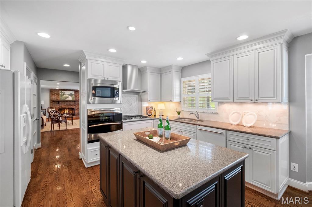 Creve Coeur, Missouri 63141, United States, 4 Bedrooms Bedrooms, ,4 BathroomsBathrooms,Residential,Pending,166414