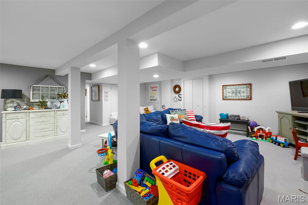 Creve Coeur, Missouri 63141, United States, 4 Bedrooms Bedrooms, ,4 BathroomsBathrooms,Residential,Pending,166414