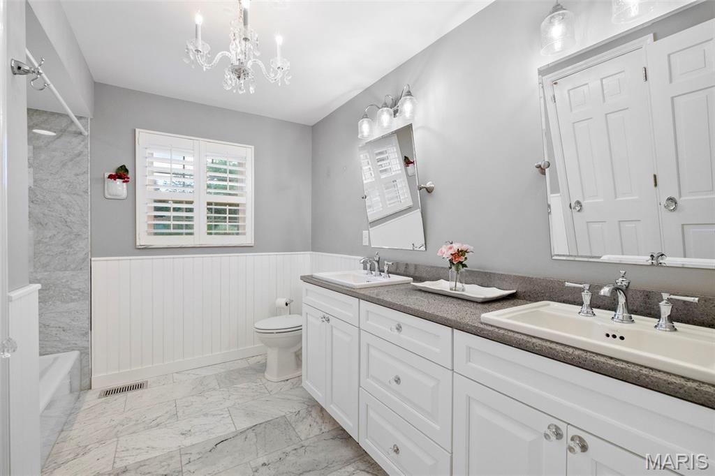 Creve Coeur, Missouri 63141, United States, 4 Bedrooms Bedrooms, ,4 BathroomsBathrooms,Residential,Pending,166414