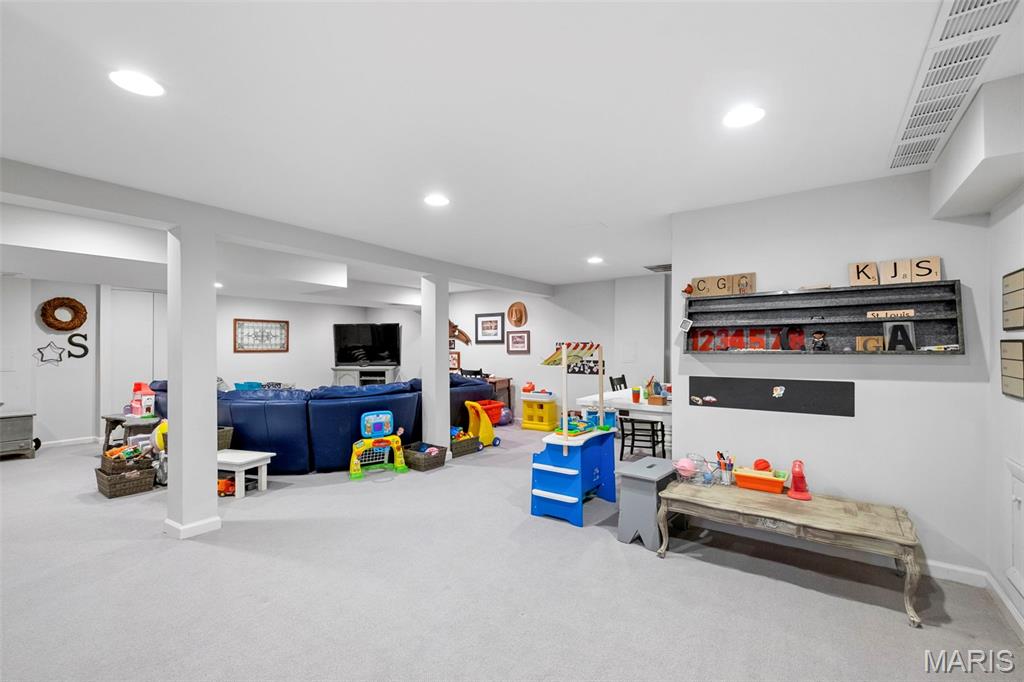 Creve Coeur, Missouri 63141, United States, 4 Bedrooms Bedrooms, ,4 BathroomsBathrooms,Residential,Pending,166414