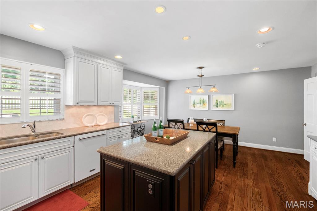 Creve Coeur, Missouri 63141, United States, 4 Bedrooms Bedrooms, ,4 BathroomsBathrooms,Residential,Pending,166414