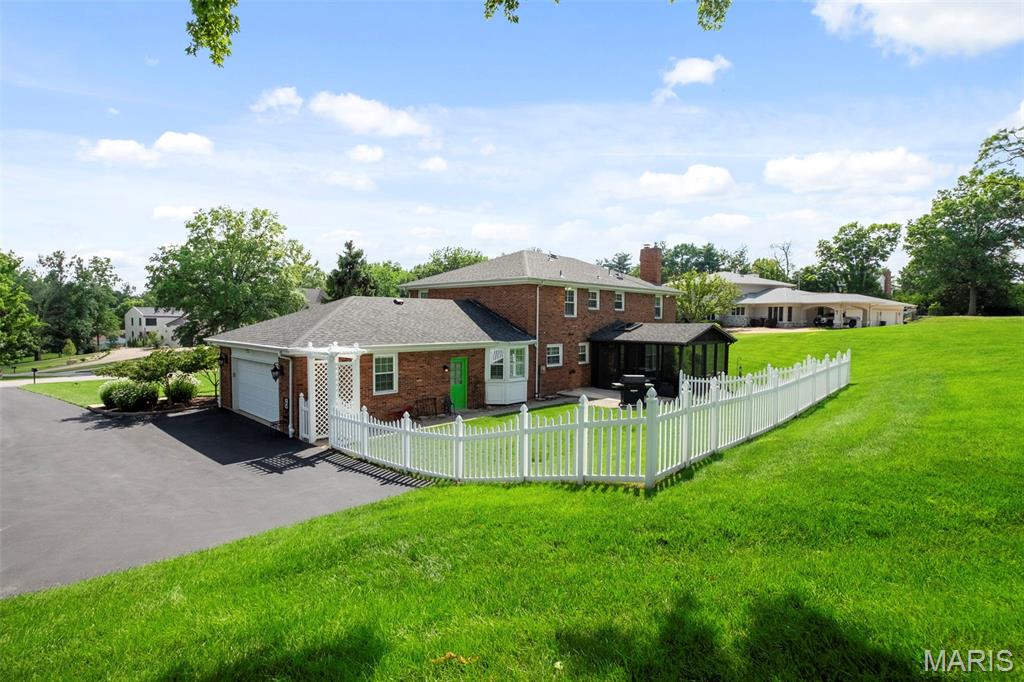 Creve Coeur, Missouri 63141, United States, 4 Bedrooms Bedrooms, ,4 BathroomsBathrooms,Residential,Pending,166414