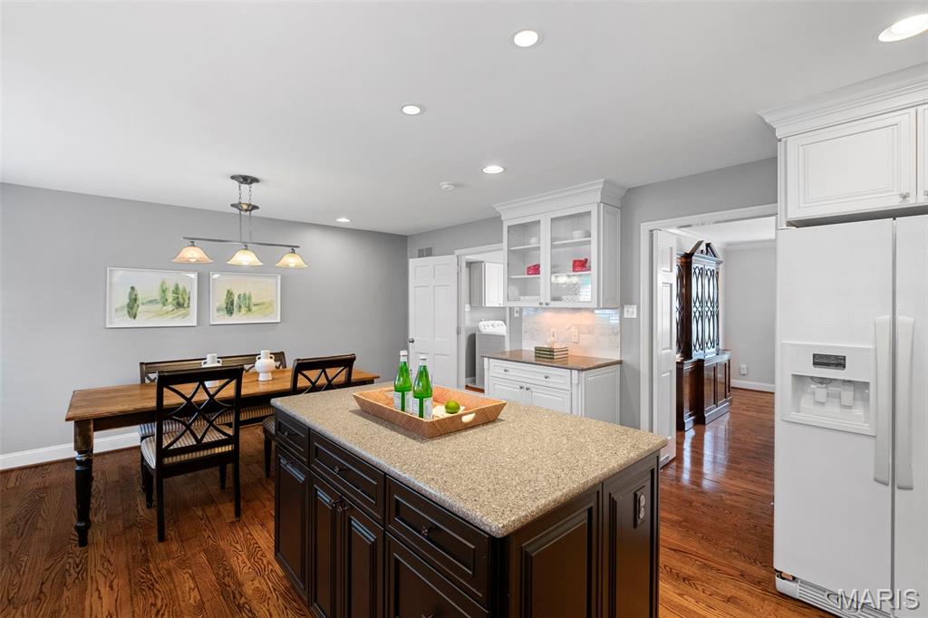 Creve Coeur, Missouri 63141, United States, 4 Bedrooms Bedrooms, ,4 BathroomsBathrooms,Residential,Pending,166414