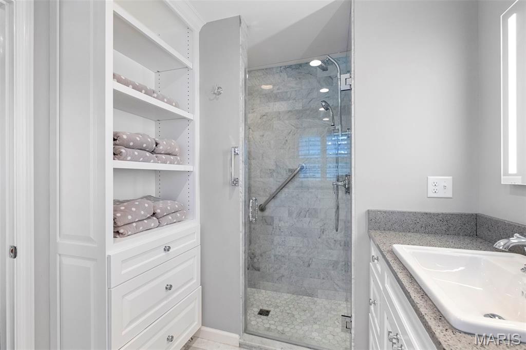 Creve Coeur, Missouri 63141, United States, 4 Bedrooms Bedrooms, ,4 BathroomsBathrooms,Residential,Pending,166414