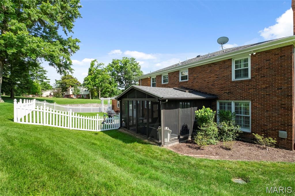 Creve Coeur, Missouri 63141, United States, 4 Bedrooms Bedrooms, ,4 BathroomsBathrooms,Residential,Pending,166414