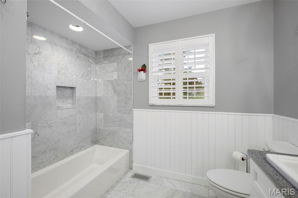 Creve Coeur, Missouri 63141, United States, 4 Bedrooms Bedrooms, ,4 BathroomsBathrooms,Residential,Pending,166414