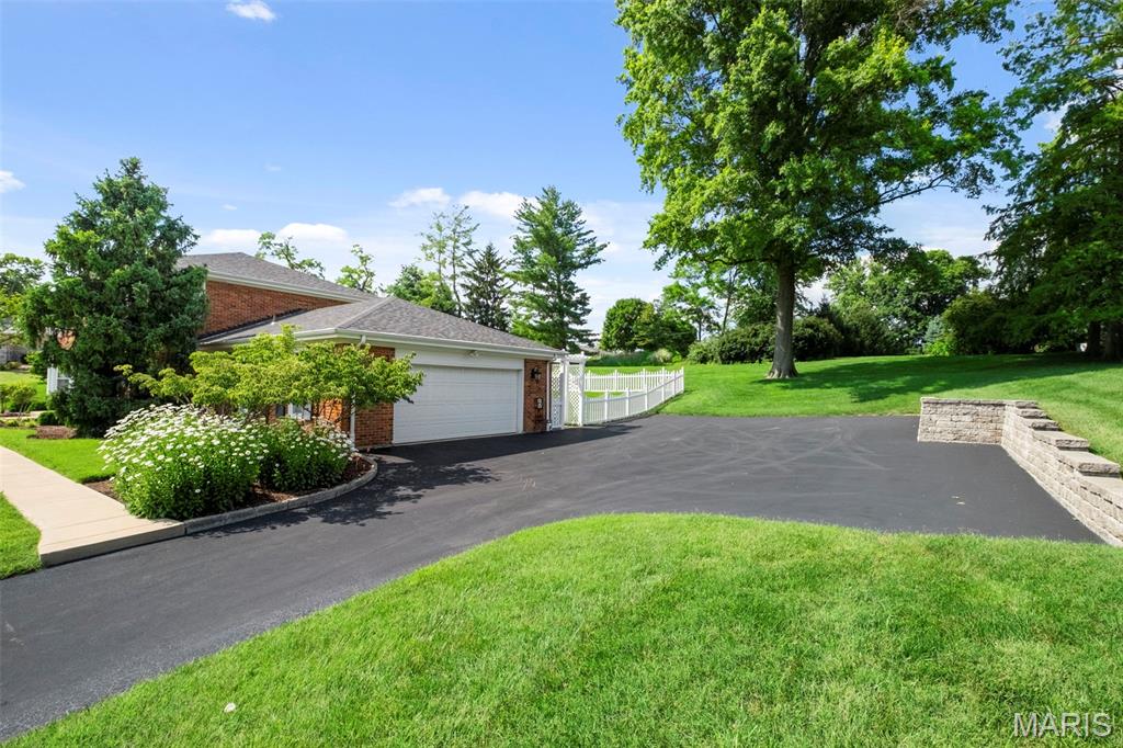 Creve Coeur, Missouri 63141, United States, 4 Bedrooms Bedrooms, ,4 BathroomsBathrooms,Residential,Pending,166414