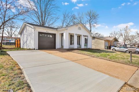 Photo of 44 Kimberly Lane, St Peters, MO 63376 (MLS # 26017736)