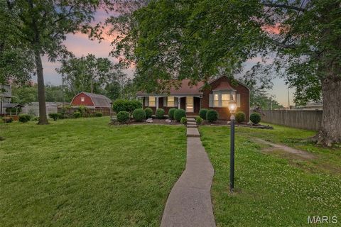Photo of 410 S Brookside Street, Centralia, IL 62801 (MLS # 26032073)