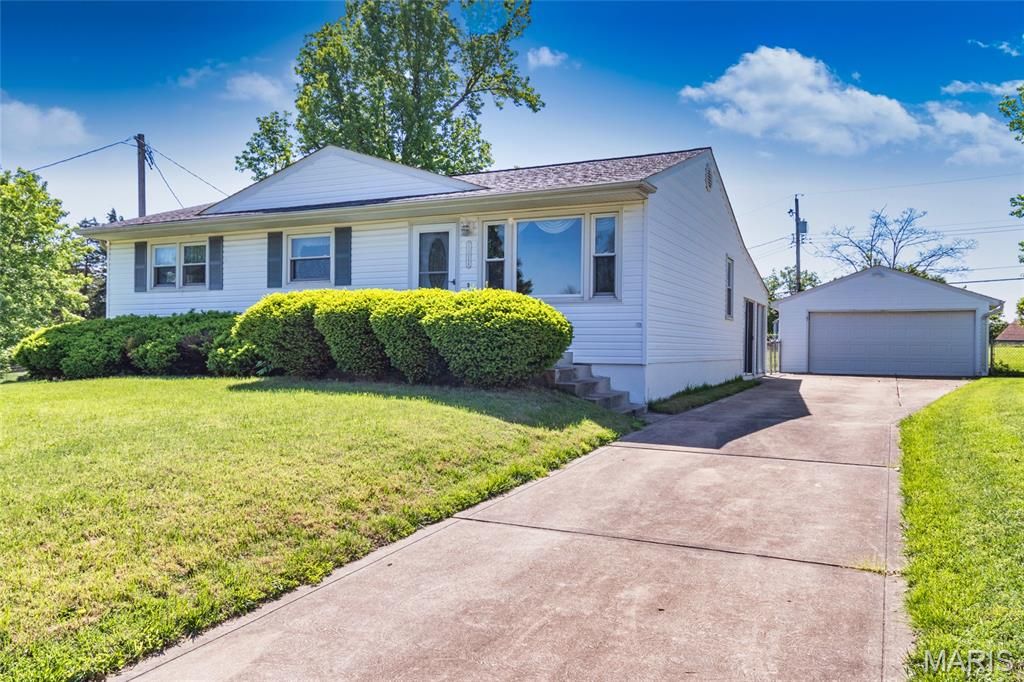 Photo of 11048 Ridge Forest Court, St Louis, MO 63126 (MLS # 26025760)