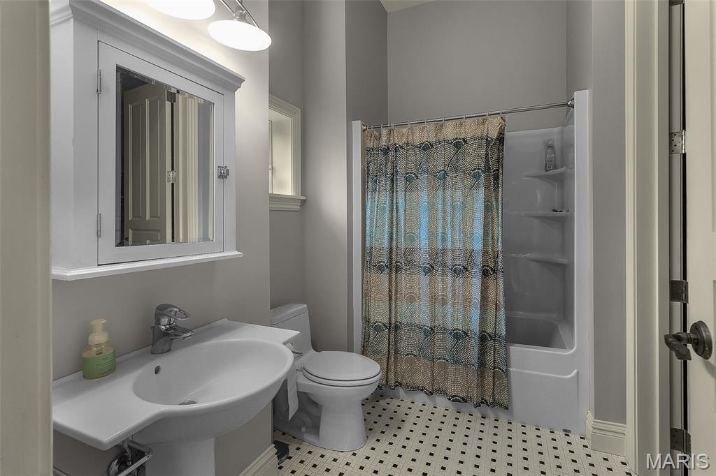 Windwood Lake Estate - Residential