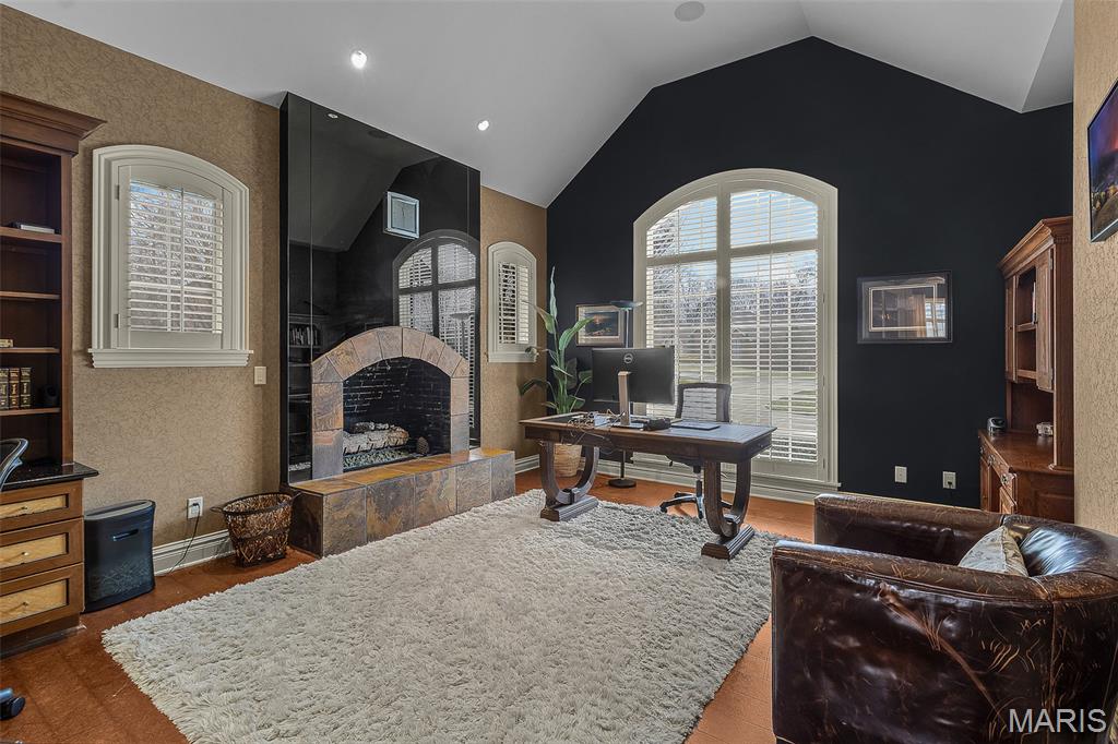 Windwood Lake Estate - Residential